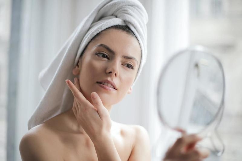 Причины появления морщин: 3 полезных привычки помогут надолго сохранить молодость кожи