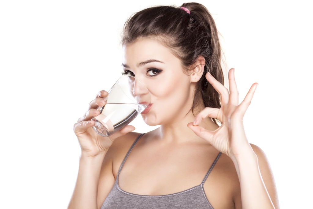 2019_Young_athletic_girl_drinks_water_from_a_glass_134370_.jpg
